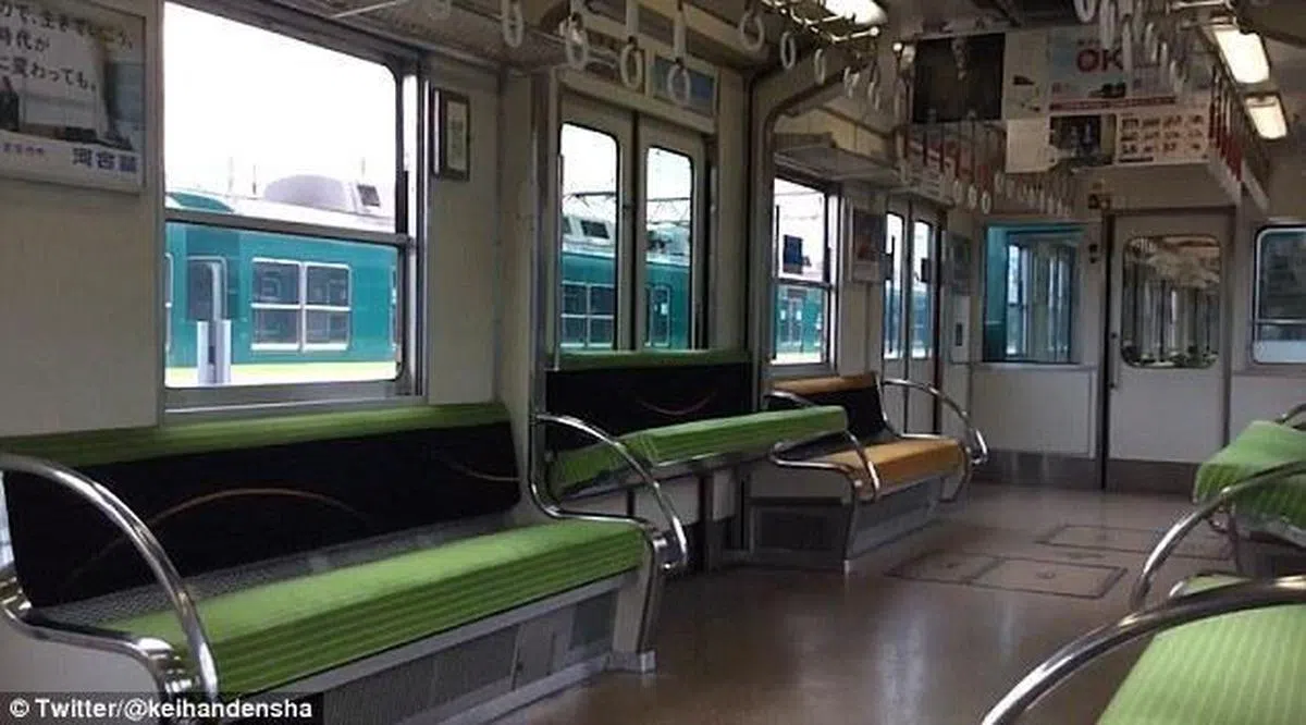 日本地铁的装折叠升降长椅。（推特） 