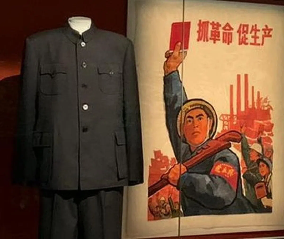  展出的中山装出自著名的北京红都公司。（叶孝忠摄） 