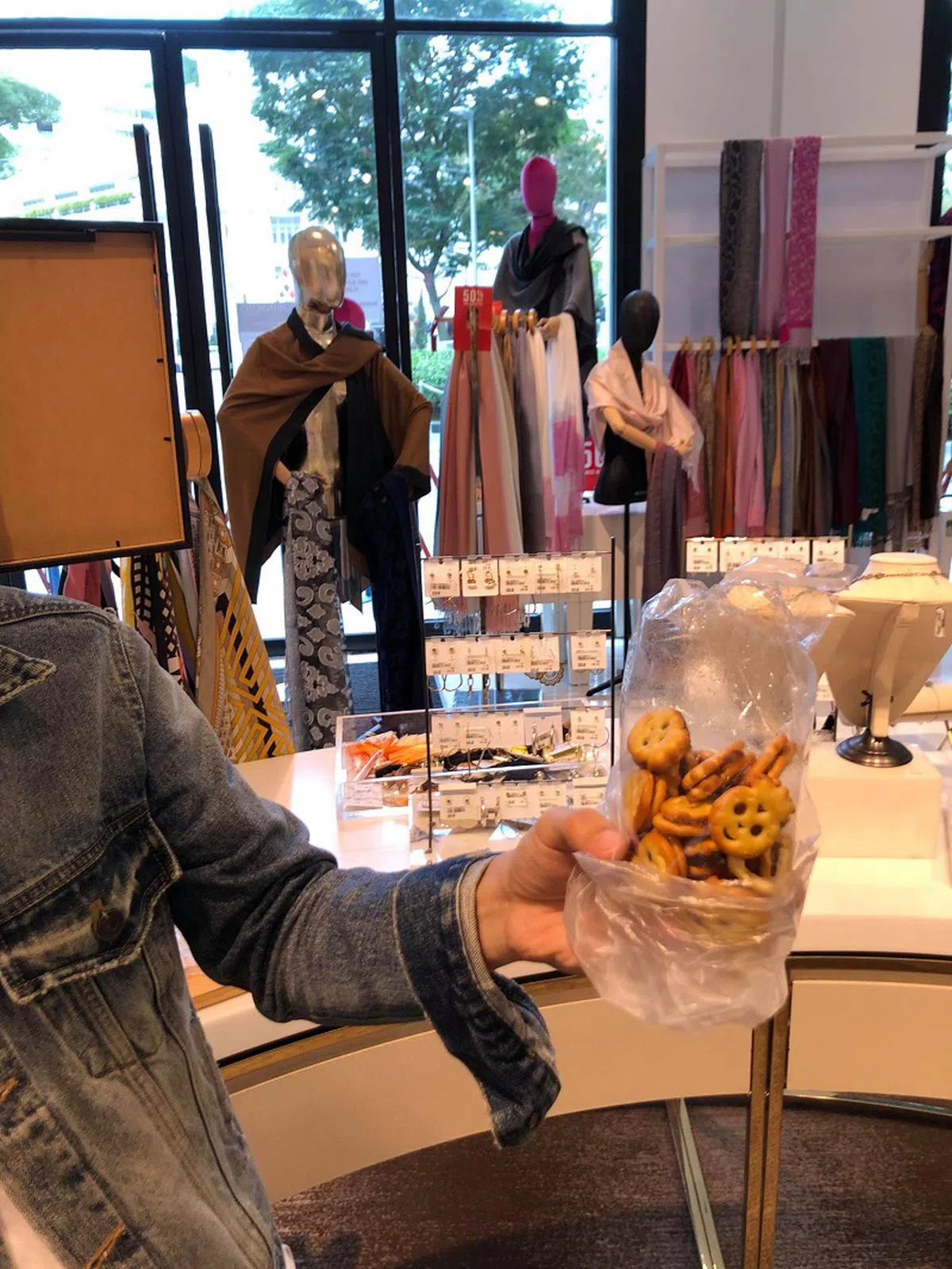  装满人情味的小饼干。（卢丽珊摄） 