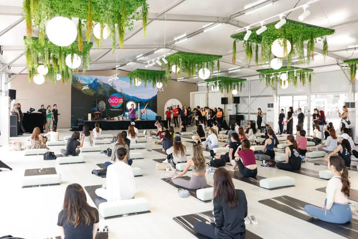 2024年在滨海湾金沙会议展览中心举行的Glow Festival，由新加坡旅游局支持的多感官体验展。为期十周的活动以“失去与寻回”（Lost & Found）为主题，展区分29个主题空间，集合艺术、娱乐、拍照、内容营销等为一体，以多元感官装置和艺术形式，打造沉浸式互动空间。为期一周的全天候健身课程，包括瑜伽、普拉提、动感脚踏车等50场活动。这些活动既可供本地居民享受，也可供国际游客体验。(Glow Festival by Prudential）