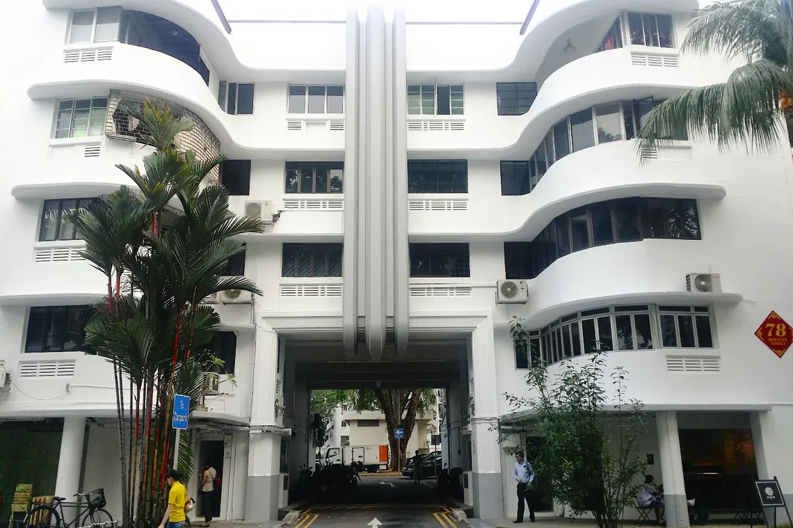 成保路尽头、茂源台（Moh Guan Terrace）第78座的组屋。这栋建筑楼高五层，是全镇的至高点，居民因此统称它为“五楼”。在五楼后方房屋的地下层，它还建有防空壕的设施，是新加坡唯一拥有防空壕的民宅区。