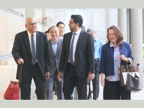 两市镇会工人党阿裕尼集选区议员等八造的官司正式开审，刘程强（左二）、林瑞莲（右一）、毕丹星（右二）等人今早从容抵达高庭，一路谈笑风生。（新明日报）