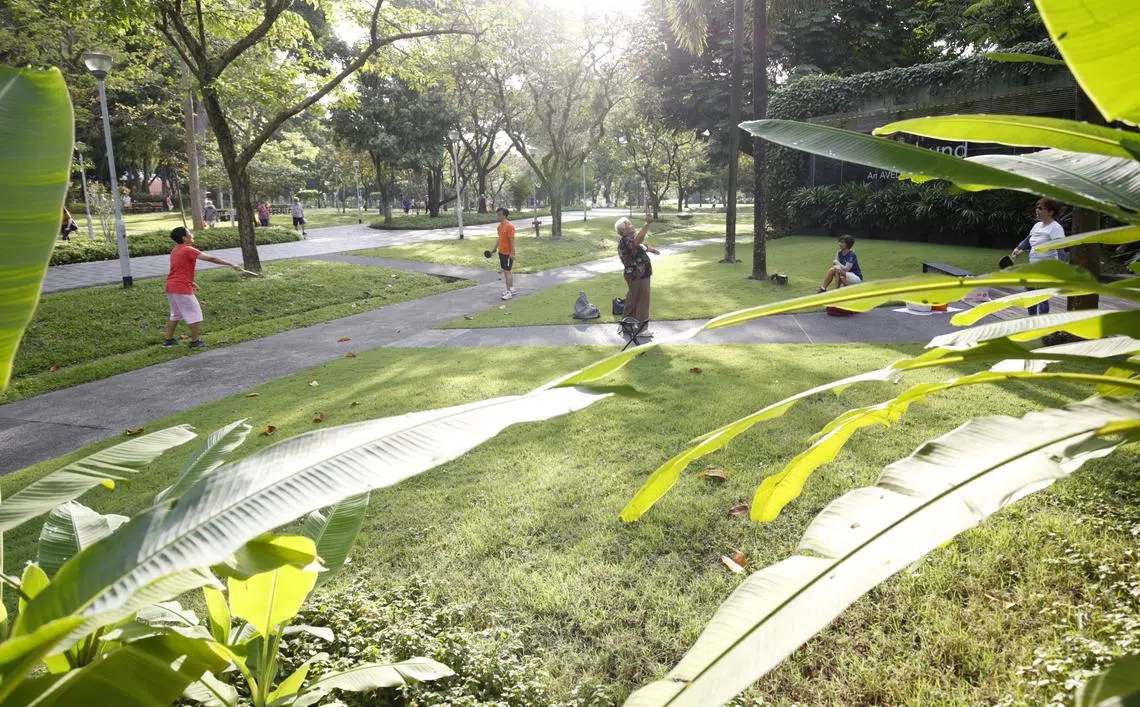 到大自然中呼吸新鲜空气、步行跑步的人们。（早报）