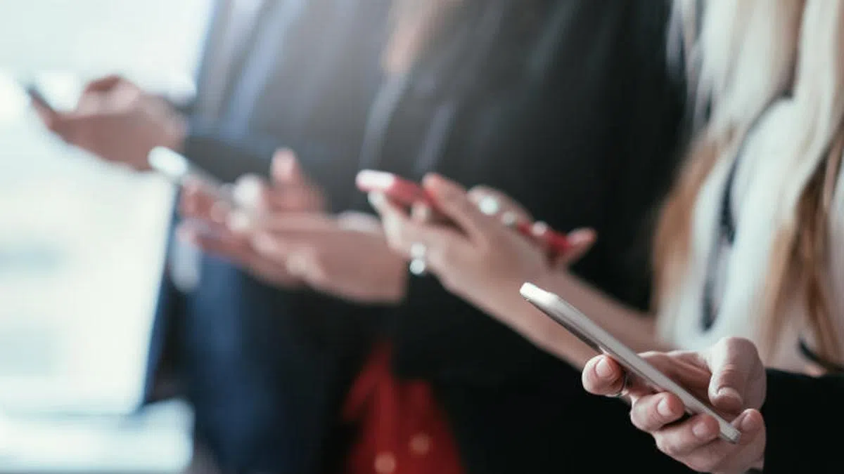  低头族。（互联网） 