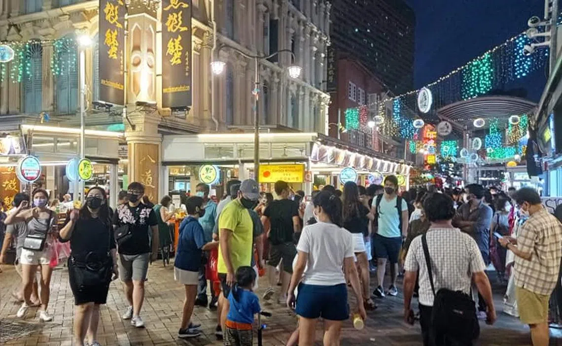 为了管控人潮聚集的情况，旅游局今天（5日）宣布，牛车水新年灯饰将在本周末和除夕夜熄灯。图为上周末牛车水一带人潮攒动的景象。（Victor Chuw面簿）