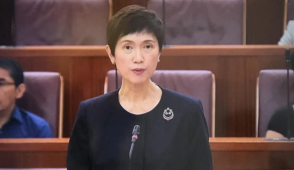 人力部长兼内政部第二部长杨莉明今天在国会大派安心丸。（国会视频截图）