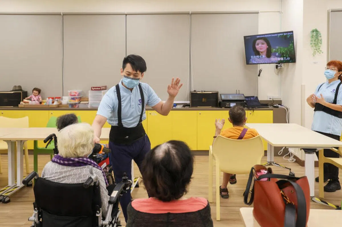 圣安德烈活跃乐龄护理中心（勿洛北）为年长者提供护理服务，也准备多项康乐活动让他们参与，包括卡拉OK、保健运动、打乒乓、手工、缝纫等。（联合早报）