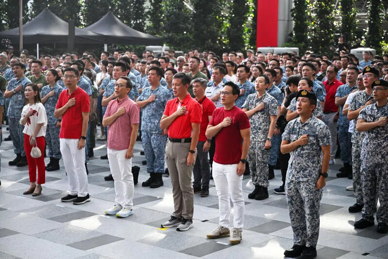 公共服务统筹部长兼国防部长陈振声（前排右三）在国庆前夕率领约1000名国防部和新加坡武装部队人员，在2025年国庆敬礼仪式上宣读信约和唱国歌。