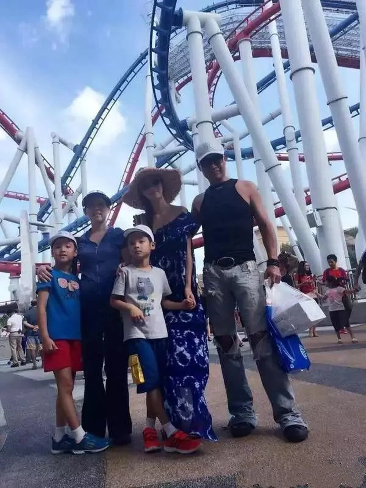  一家人在环球影城前合影留念。（互联网） 