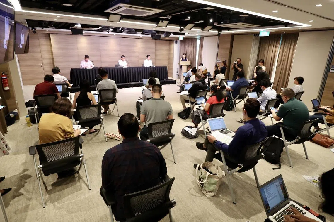 我国抗疫跨部门工作小组今早召开记者会，人与人之间坐的有点远......（联合早报）