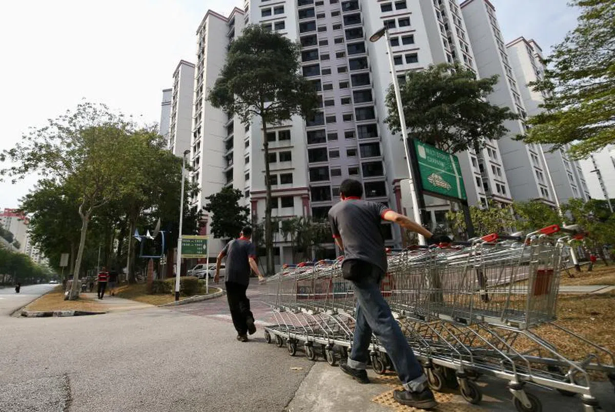  超市的员工也需要在烈日当空上，走15分钟把手推车推回超市，你以为不累咩？（联合晚报） 