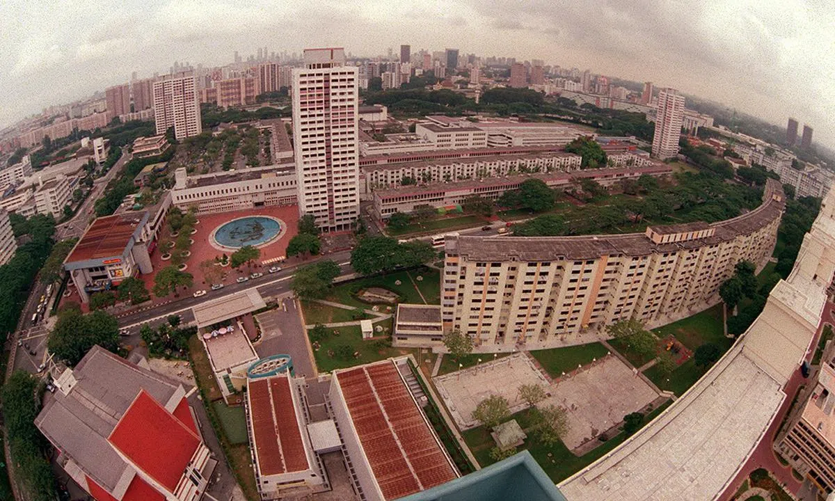 从第81座观景阁俯瞰大巴窑组屋区，摄于1996年。（海峡时报档案照）
