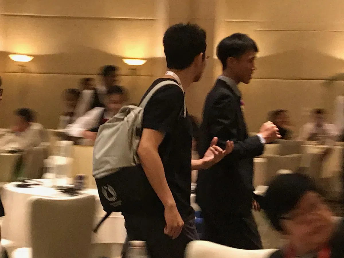  背着一个双肩包像不像大学生？（沈泽玮摄） 