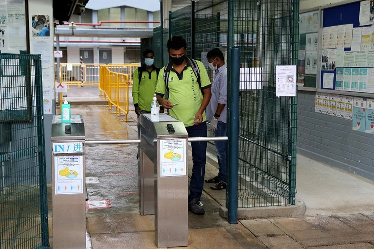  安全宿舍的客工们每天上午离开宿舍出门工作前都必须扫描。（联合早报） 