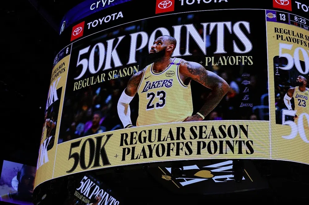 詹姆斯今年3月成为NBA史上第一位总得分突破5万分的球员。