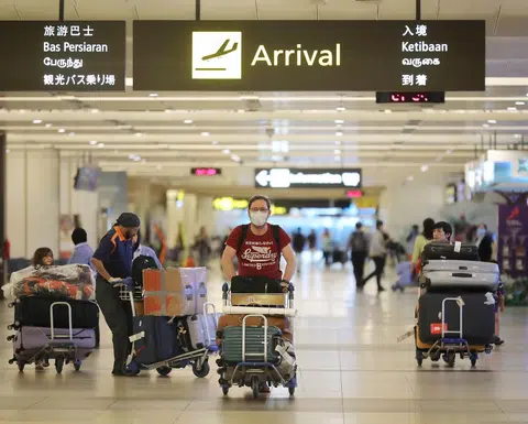 遭受疫情冲击的航空业在疫情结束后将陷入不得不涨价的窘境。（海峡时报）