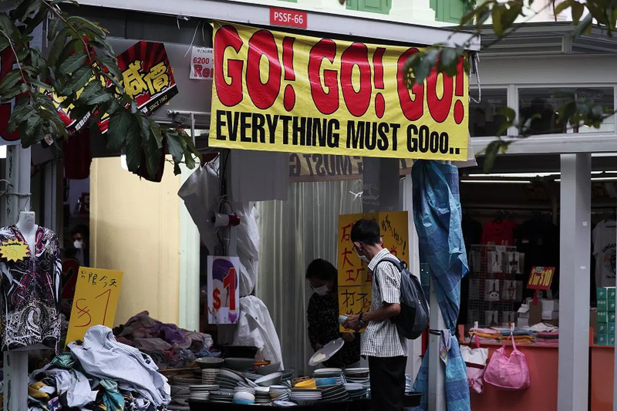 调查发现，新加坡人在理财方面的不良习惯已有所改善。图为一家提供优惠促销的商店。（海峡时报）