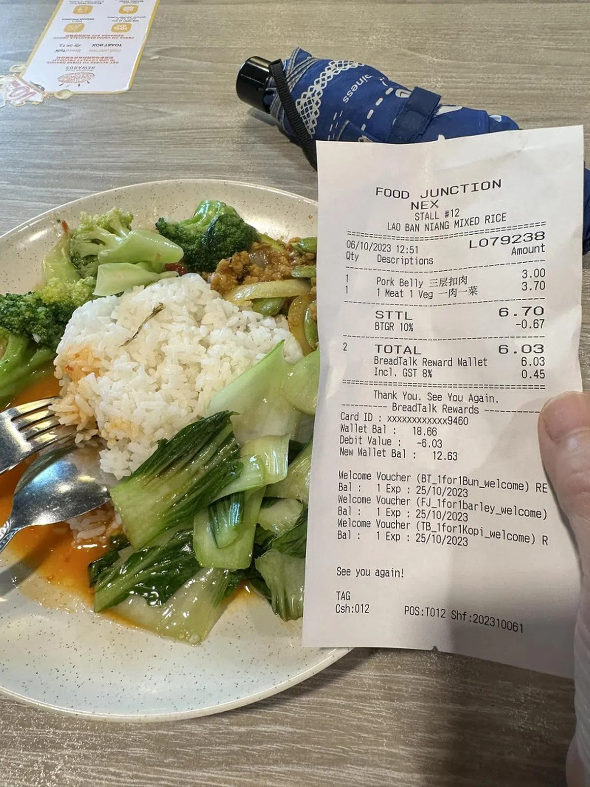 食客声称被摊位助手告知，由于西兰花成本更高了，因此他们定价时把西兰花视为肉类。（取自脸书）