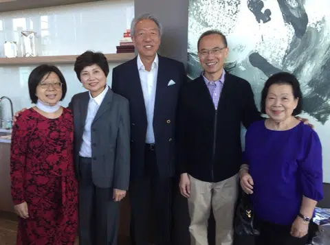 张杨两家在休斯敦的合照。左起：杨荣文夫人梁利平、张志贤夫人周美音、张志贤、杨荣文和梁利平的母亲何月英。（张志贤面簿）