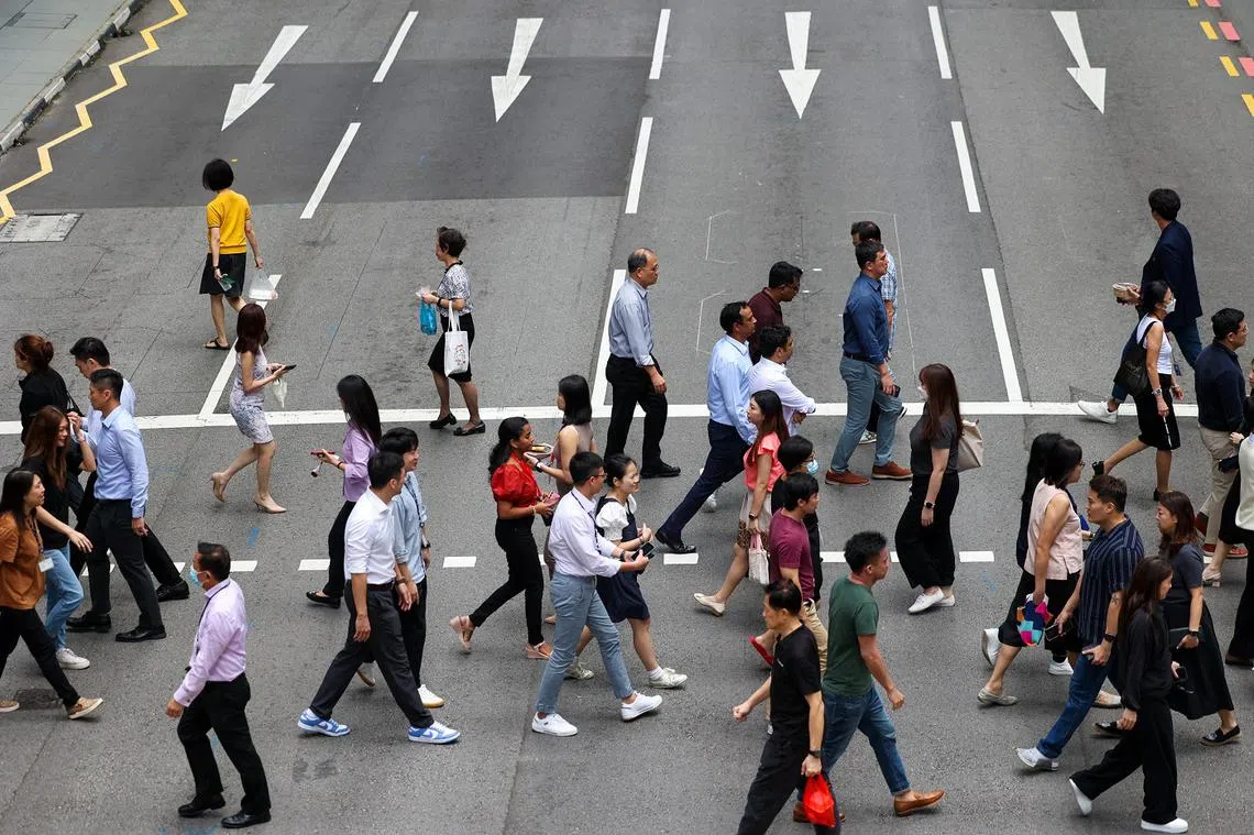 2025年1月6日，中央商业区一带上班族、行人过马路情形。（联合早报）