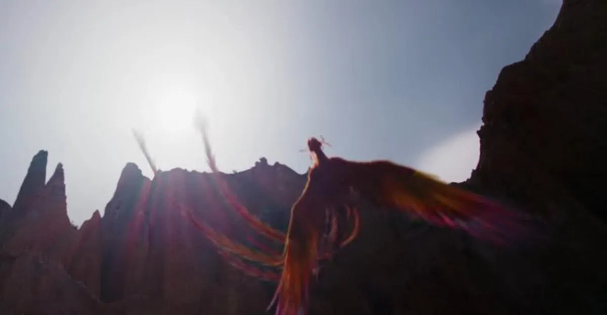  守护灵兽凤凰纸鸢。（《花木兰》预告片截图） 