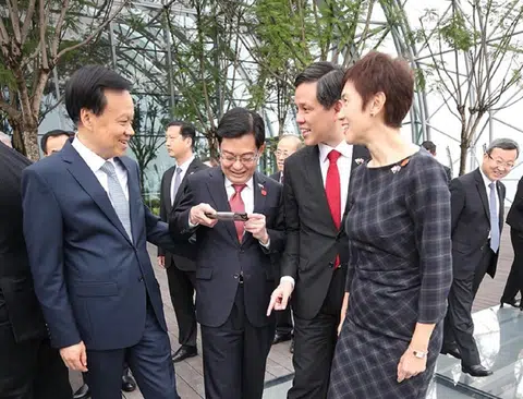 副总理兼财政部长王瑞杰在拍什么呢？答案在文里。（通讯及新闻部）