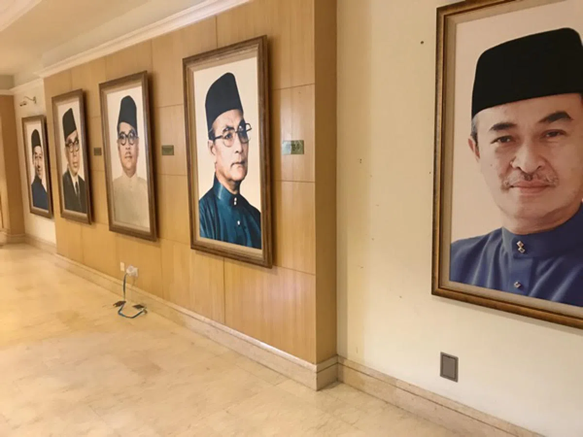  将相基金会（Perdana Leadership Foundation）大堂里挂着马国历届首相的照片，就是没有纳吉的。（韩俐颖面簿） 