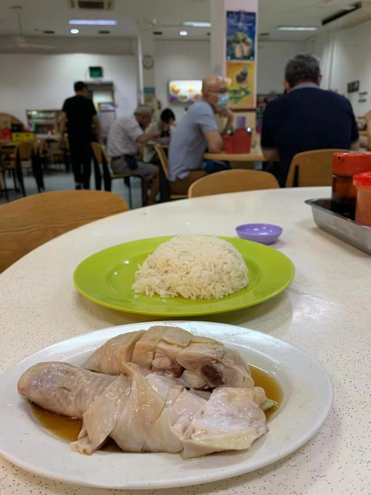  相比之下，同一条街对面的津津售卖的鸡饭肉质比较鲜嫩，是国人熟悉的鸡饭做法。（叶孝忠摄） 