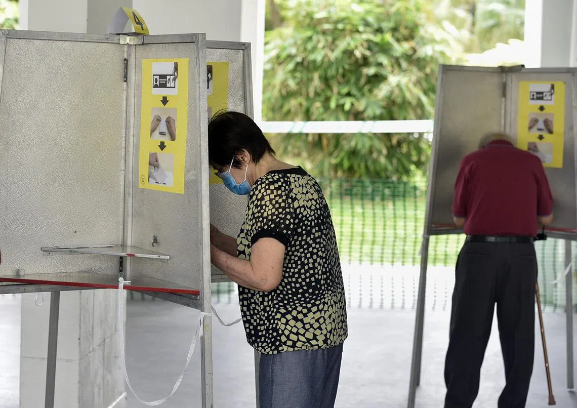 2020年新加坡全国大选的其中一个投票站，年长选民比较容易对深伪内容信以为真而左右选情。（海峡时报）