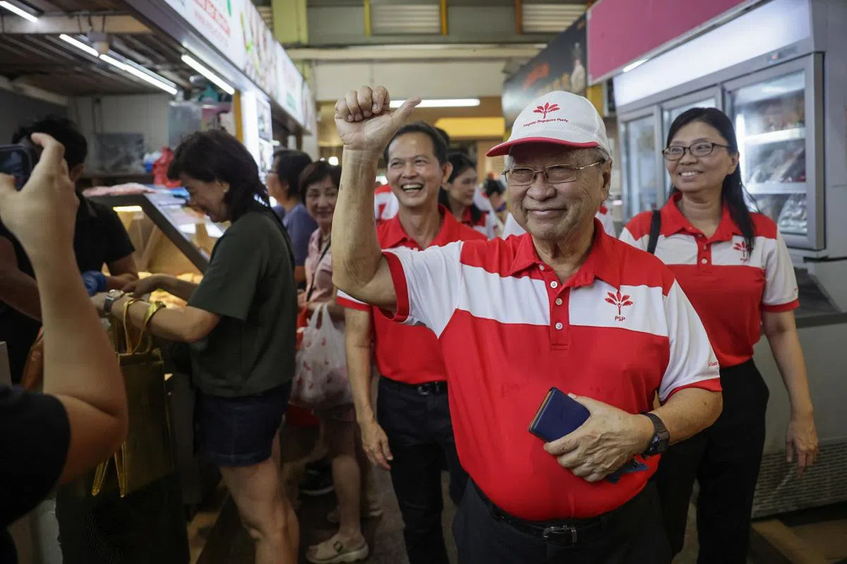 前进党主席陈清木医生（右二）大选后宣布，虽不再参选也不退休，并称前进党“不会逃跑，还会回来”。（海峡时报）