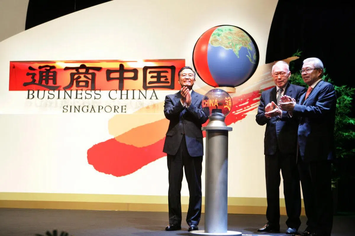  2007年11月19日，时任内阁资政李光耀同中国总理温家宝一起为“通商中国”主持启动仪式。右一为时任通商中国董事会主席蔡天宝。（联合早报） 