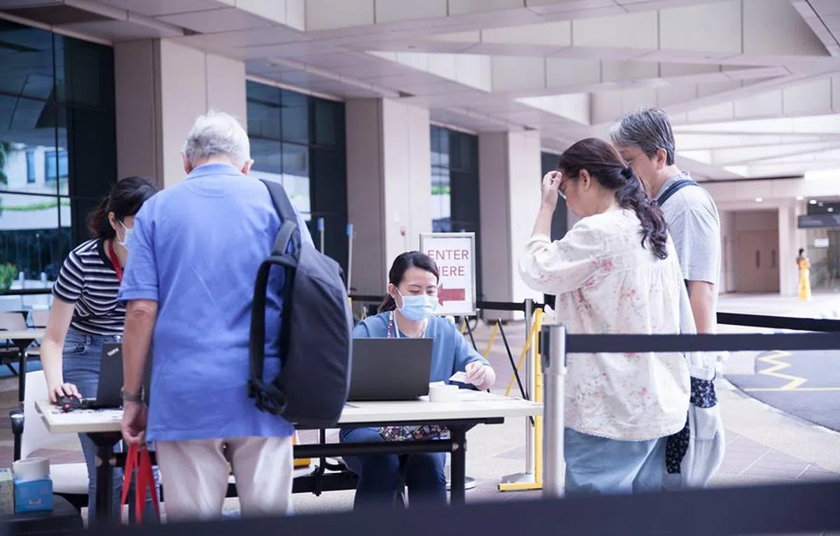  所有访客都必须先测量体温才能进入。（陈笃生医院面簿） 