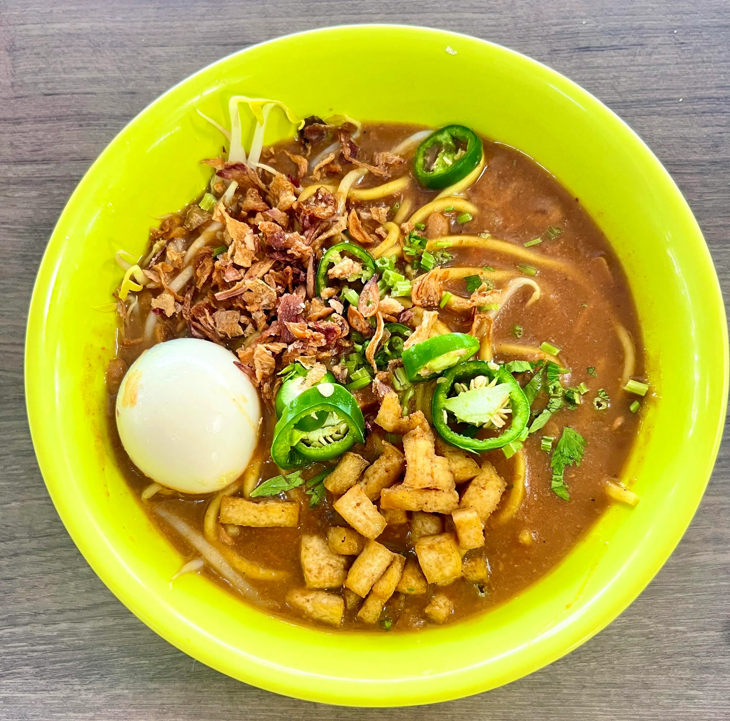 加在马来卤面里的炸葱，仿佛象征了红蚂蚁和同学与摊主之间的默契。