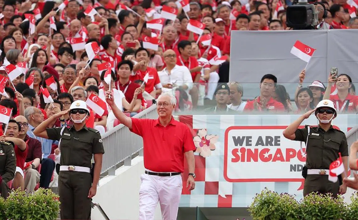 荣誉国务资政吴作栋出席今年国庆庆典时，受到现场观众的热烈欢迎。（吴作栋面簿）