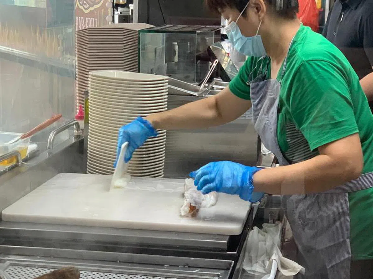  新鲜蒸出炉现场铺上不同馅料的猪肠粉。（叶孝忠摄） 