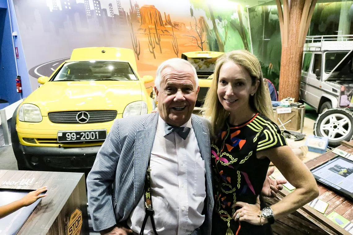 罗杰斯与太太佩琦派克。（联合早报）