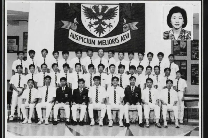 李智陞（第三排右一）1992年毕业于莱佛士书院的4A班。