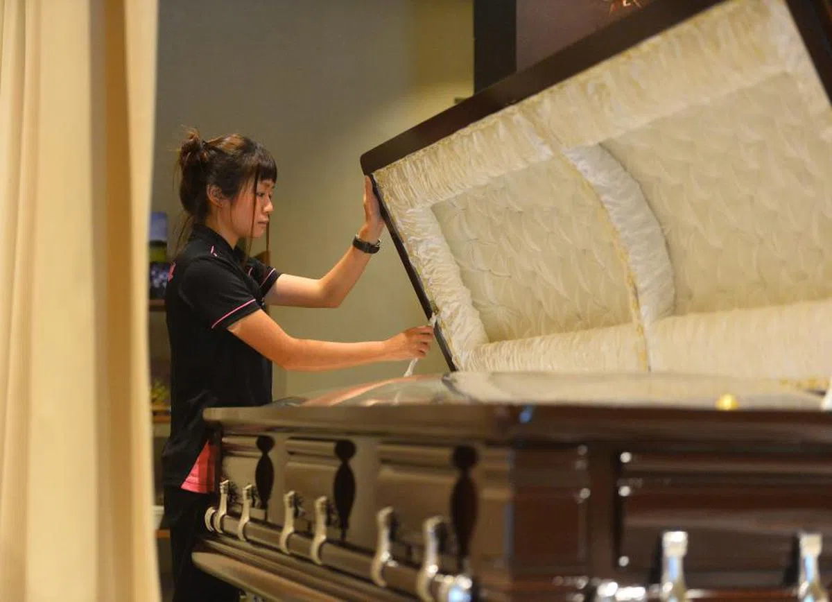 死者家属须在海外和新加坡各指定一家殡葬业者。（联合早报档案照）