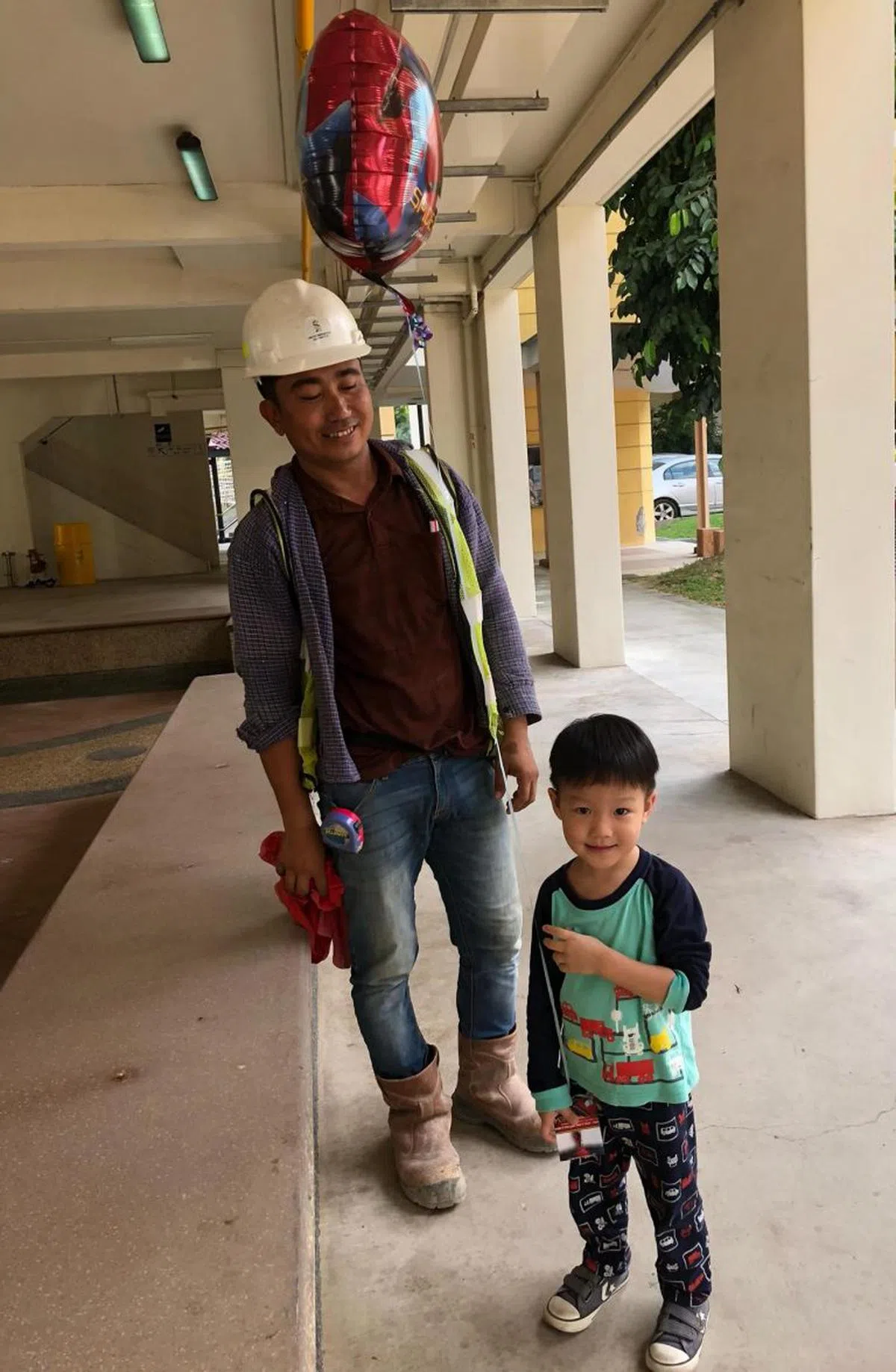  客工送气球给Jake庆生。（互联网） 