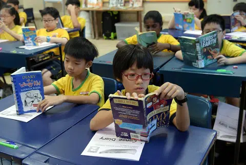 花菲卫理小学小四学生在课室看书。（海峡时报）