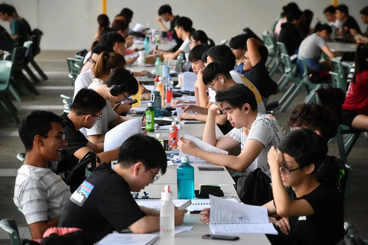 疫情期间，许多高等学府不只举行线上考试，也会通过居家作业作为评估标准，以取代实体考试。（海峡时报）