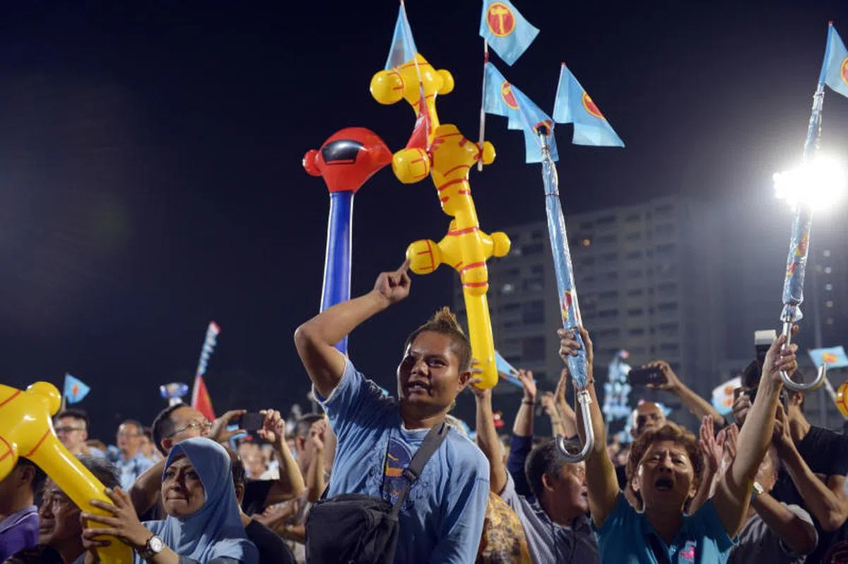  2015年新加坡大选，反对党工人党支持者在后港体育场为该党候选人打气。（海峡时报） 