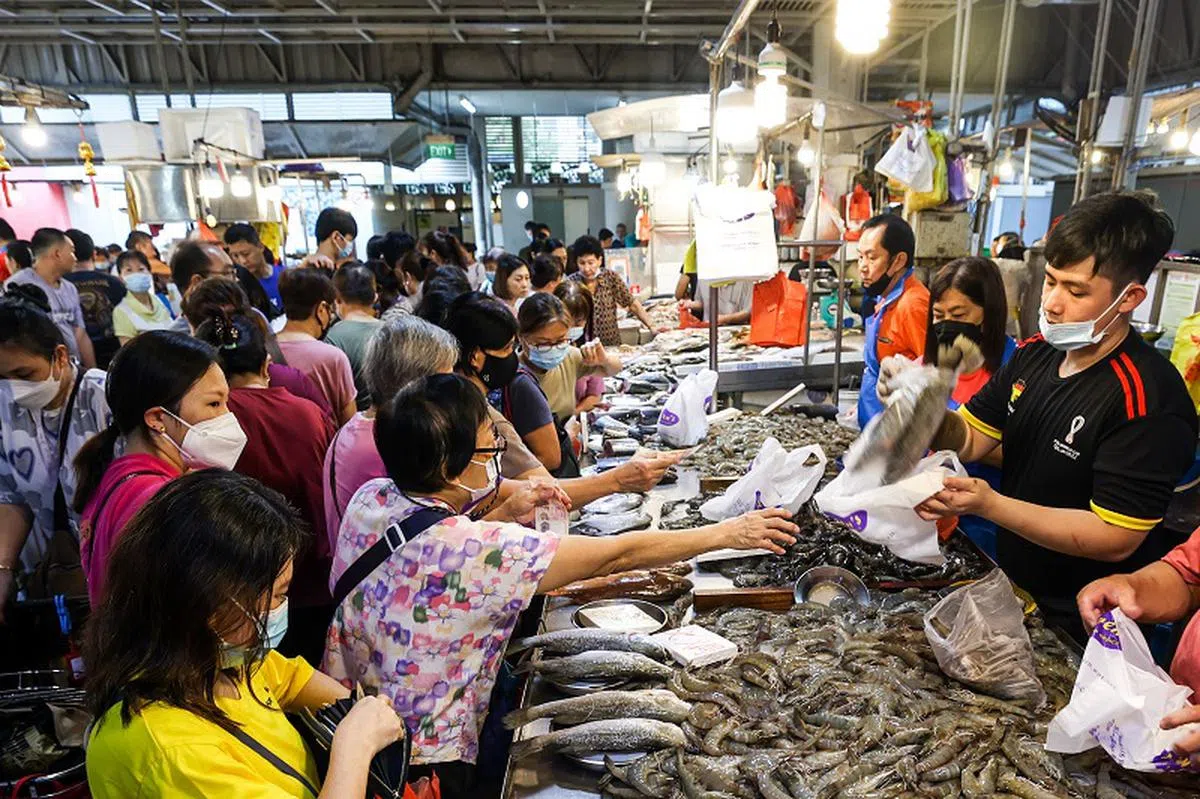 湿巴刹摊主一般只会在早上开档，除非在农历新年期间才会延长营业。图为今年1月裕廊一座湿巴刹在过年前最后一个周末的买气。（联合早报）
