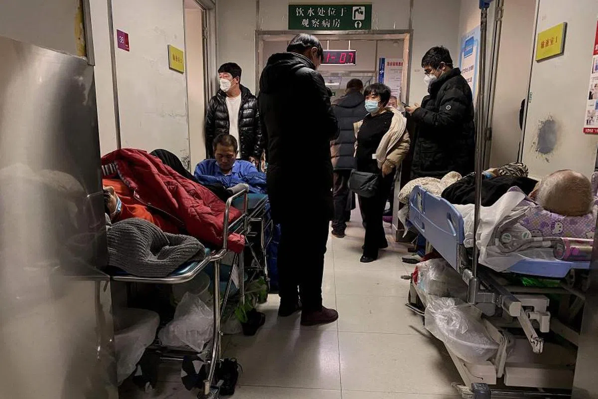 中国官方通报疫情数据与当地医院及殡葬场所的实际情况宛若平行世界，因而备受质疑。（法新社）