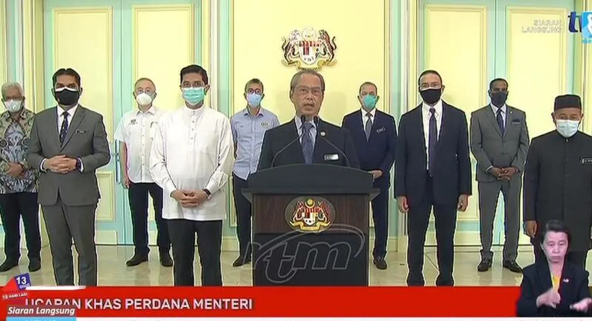  慕尤丁（中）8月12日傍晚通过电视直播说明马国当前政局，以及他拒绝辞职的原因。有九名内阁部长陪同他一起直播，以示支持。（互联网） 