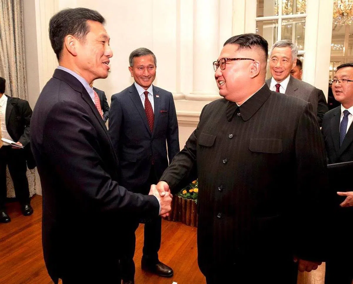  6月10日，王乙康在总统府与金正恩握手。（王乙康面簿） 