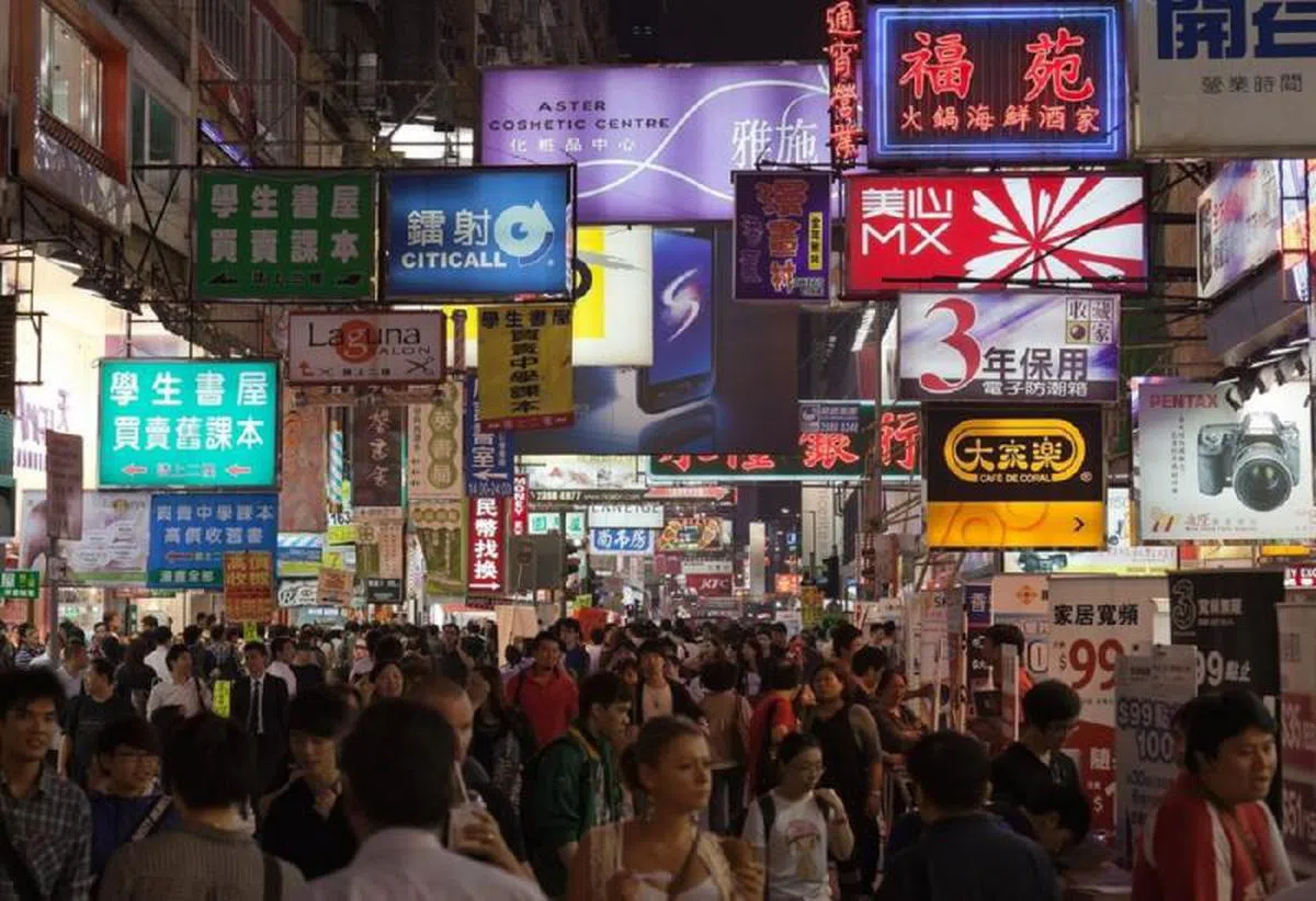  新加坡人对香港的印象离不开繁华的夜生活以及满街的霓虹灯。（互联网） 