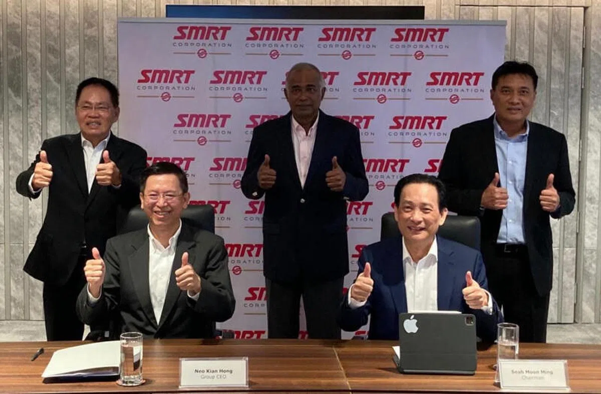  新加坡SMRT企业与马来西亚国家基础建设公司（Prasarana）今早举行签署仪式。（SMRT提供） 