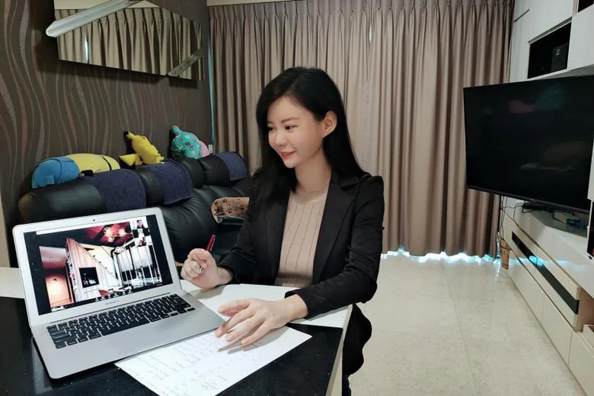  Huttons Asia 的房屋中介Charlyene正在通过虚拟方式带领买家参观一套准备出售的公寓。（Charlyene Choo） 