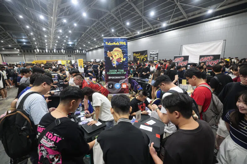 新加坡收藏卡大会”（Singapore Card Show）于2025年6月21日至22日在Expo会展中心举行，吸引了大批卡片收藏家，现场场面火爆。